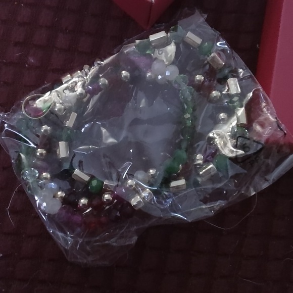 Brand new in box beaded iridescent gem bracelet - Picture 2 of 3